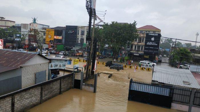 BANJIR BALIKPAPAN - Pantauan banjir kota Balikpapan hari ini, Kamis (15/8/2024). Kawasan Jl MT Haryono dekat simpang Jalan Beje-beje terendam air.