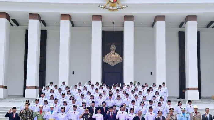 Presiden Joko Widodo saat berfoto bersama para anggota Paskibraka 2024 usai pengukuhan di Istana Negara, IKN, Kalimantan Timur pada Rabu (13/8/2024)