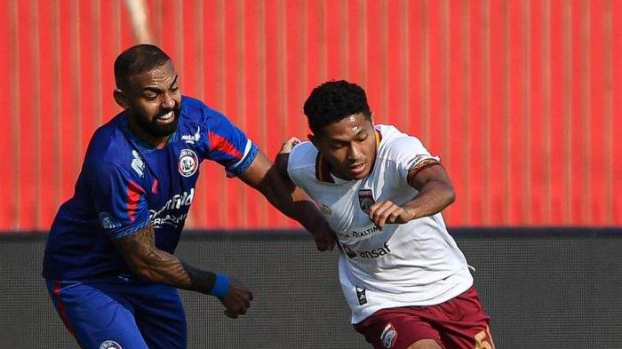 Seorang pemain Borneo FC berusaha lewati adangan pemain Arema FC pada pertandingan pekan kedua Liga 1 kontra Arema FC di Stadion Supriyadi Blitar Jawa Timur, Sabtu (17/8/2024).Borneo berhasil bungkam Arema 2-0. TRIBUNKALTIM.CO/HO/BORNEO FC SAMARINDA