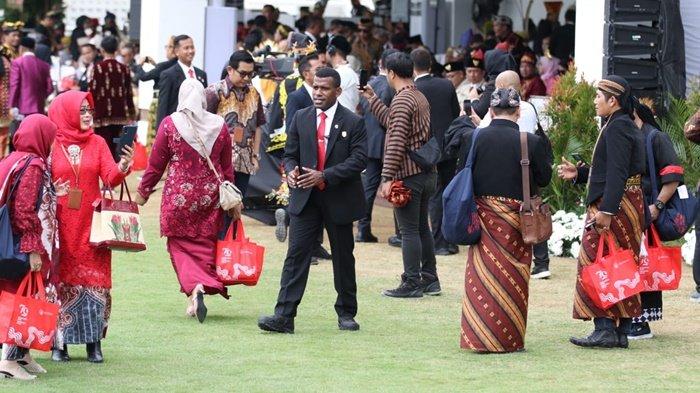 Tamu undangan di HUT ke-79 RI mendapat bingkisan
