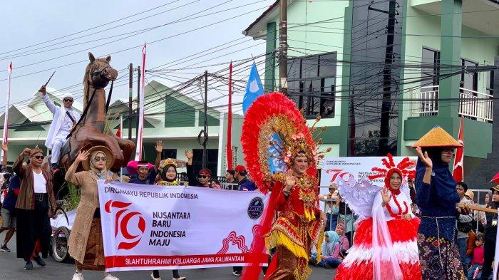 Kemeriahan Pawai Pembangunan di Kota Samarinda, Kalimantan Timur pada Minggu (18/8/2024).