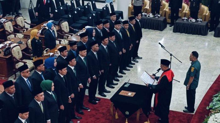 Pengambilan sumpah janji anggota Dewan Perwakilan Rakyat Daerah (DPRD) Kabupaten Paser periode 2024-2029, yang berlangsung di Gedung Baling Seloloi, Sekretariat DPRD Paser, Senin (19/8/2024).TRIBUNKALTIM.CO/SYAIFULLAH IBRAHIM