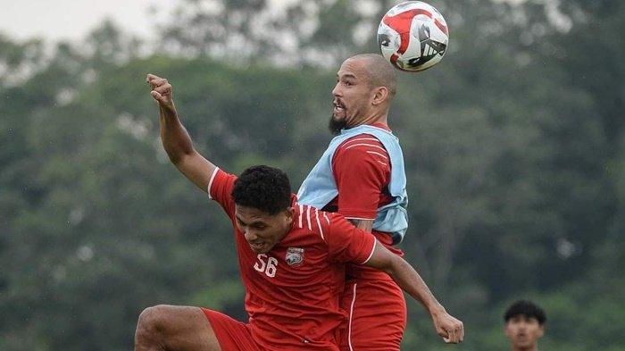 Pemain Borneo FC Fajar Fathurrahman berebut bola dengan Gabriel Furtado saat latihan di Samarinda, Kalimantan Timur, Selasa (20/8/2024)