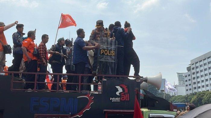 Massa aksi demo meneriaki hingga melempar botol saat anggota DPR Habiburokhman ingin ke atas mobil komando di depan Gedung DPR, Jakarta, Kamis (22/8/2024).