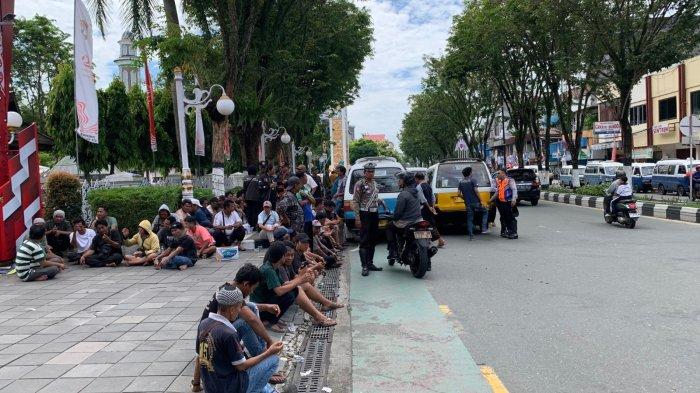 DEMO SOPIR ANGKOT - Tampak unit angkot bertandang di sepanjang ruas jalan Jenderal Sudirman, Balikpapan Kota, Kalimantan Timur, Jumat (23/8/2024).