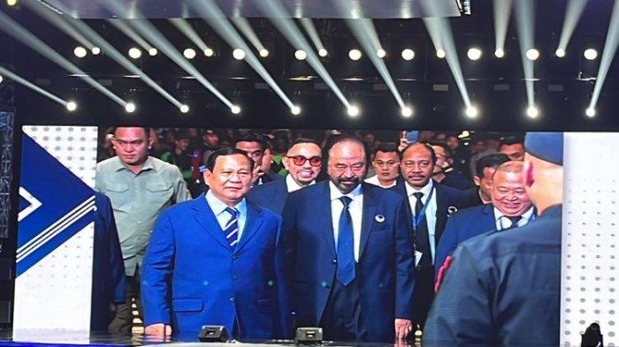 Presiden Terpilih Prabowo Subianto menghadiri puncak acara Kongres ke-III Partai Nasdem yang digelar di Jakarta Convention Center (JCC), Senayan, Jakarta, Selasa (27/8/2024) malam. Surya Paloh bicara soal jatah Nasdem di kabinet Prabowo-Gibran