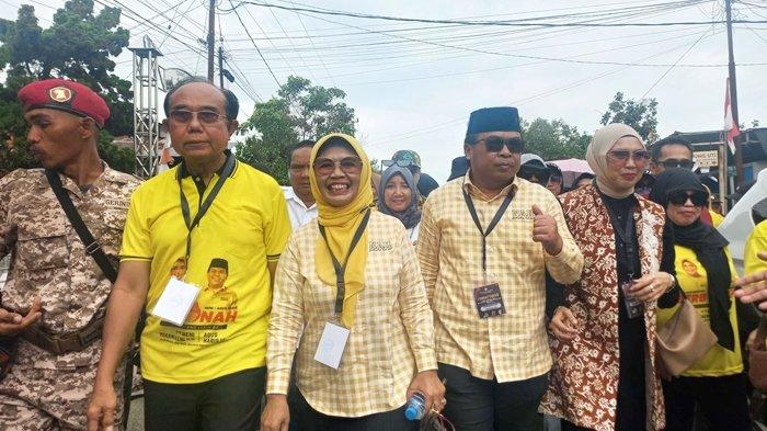 Neni Moerniaeni dan Agus Haris didampingi mantan Wali Kota Bontang Andi Sofyan Hasdam (kiri Neni) berjalan kaki bersama ribuan simpatisan dan relawan, menuju kantor KPU, di Jalan Awang Long, Rabu (28/8/2024).