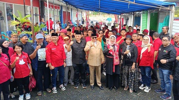 Pasangan Rendi Susiswo Ismail - Edi Sunardi Darmawan atau REDI saat mendeklarasikan diri maju pada Pilkada Balikpapan 2024 di kantor DPC PDIP Balikpapan, Rabu (28/8/2024) sore.