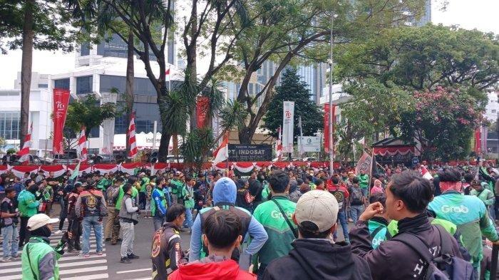 Polisi melakukan rekayasa lalu lintas di sejumlah ruas jalan di Jakarta Pusat untuk mengantisipasi kemacetan akibat aksi unjuk rasa para driver ojek online di kawasan Patung Kuda, Jakarta, Kamis siang, 29 Agustus 2024. Berikut fakta-fakta demo ojol di Jakarta hari ini.