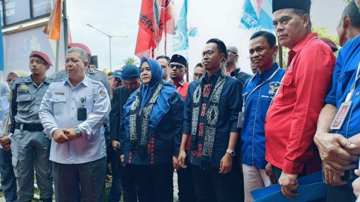 Bapaslon Syarifah Masitah Assegaf-Denni Mappa bersama tim pendukungnya saat tiba di Kantor KPU Kabupaten Paser untuk proses pendaftaran calon Bupati dan Wakil Bupati Paser, Kamis (29/8/2024).TRIBUNKALTIM.CO/SYAIFULLAH IBRAHIM