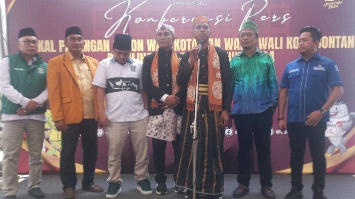 Sutomo Jabir dan Nasrullah resmi menyerahkan berkas pendaftarannya untuk maju di Pilkada Bontang kepada Ketua KPU Kota Bontang Muzaroby Refly, Kamis (28/8/2024). TRIBUNKALTIM.CO/MUHAMMAD RIDWAN