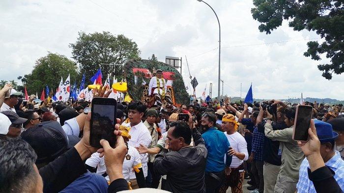 Dendi Suryadi dan Alif Turiadi yang dikenal dengan sebutan DEAL, resmi mendaftarkan diri ke Komisi Pemilihan Umum (KPU) Kukar pada Kamis (29/8/2024).