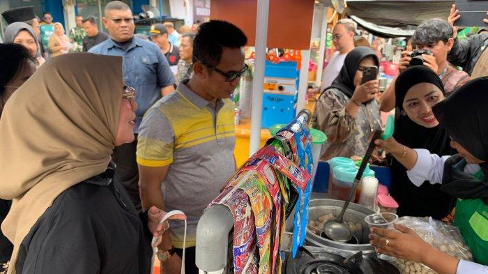 WISATA TERBARU BALIKPAPAN - Wisata Kuliner ini merupakan inisiasi dari lembaga pemberdayaan masyarakat (LPM) Baru Ilir, sebagai pusat kuliner baru di Balikpapan Barat, Kota Balikpapan, Kalimantan Timur pada Jumat (30/8/2024).