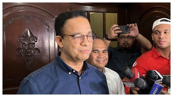 Mantan Gubernur DKI Jakarta Anies Baswedan memberikan keterangan setelah resmi tak maju dalam Pilkada 2024 di Basecamp Tim Operasional Anies Baswedan, Brawijaya, Jakarta Selatan, Jumat (30/8/2024) dini hari.