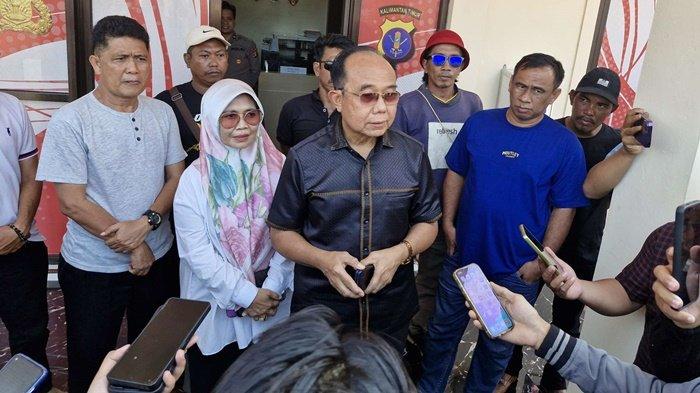 Andi Sofyan Hasdam saat memberikan keterangan pers usai mendampingi Neni Moerniaeni menyerahkan laporan pencemaran nama baik di Polres Bontang, Selasa (3/9/2024).