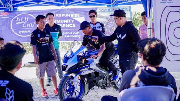 Yamaha bersama main dealer PT. Thamrin Brothers mengadakan bLU cRU riding experience, dengan mengajak para pengguna R15 Series untuk rolling city dan untuk pertama kalinya menjajal sirkuit on road Trabaz Jakabaring.