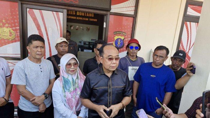 LAPORKAN - Andi Sofyan Hasdam saat memberikan keterangan pers setelah mendampingi Neni Moerniaeni menyerahkan laporan pencemaran nama baik, di Polres Bontang, Selasa (3/9/2024). TRIBUNKALTIM.CO/MUHAMMAD RIDWAN