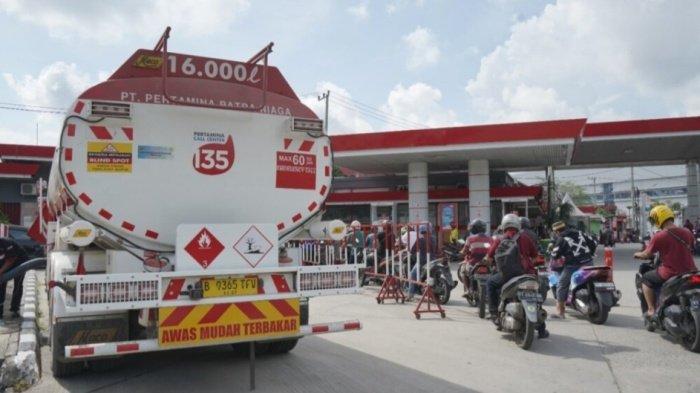 ANTREAN DI SALAM SATU SPBU DI BALIKPAPAN - Pemandangan kendaraan yang sedang mengantre BBM di salah satu Stasiun Pengisian Bahan Bakar (SPBU) yang ada di kota Balikpapan. Antrean panjang di SPBU jadi rutinitas harian di Balikpapan. Pemkot sebut bukan panic buying