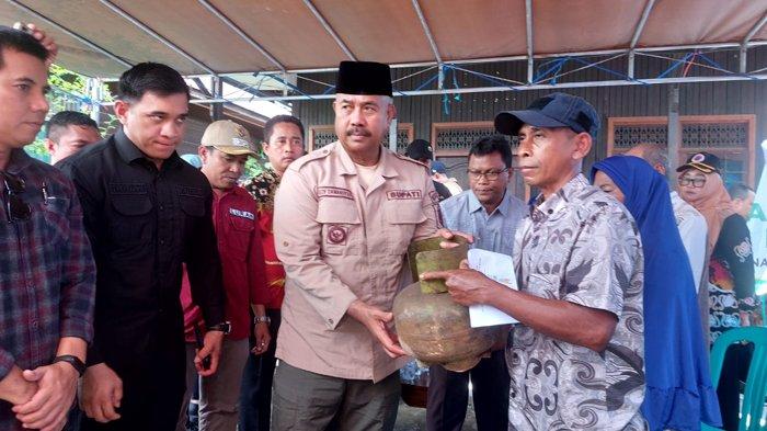 Bupati Kutai Kartanegara (Kukar), Edi Damansyah menemui korban kebakaran di kawasan Gunung Belah, Kelurahan Loa Ipuh, Kecamatan Tenggarong, Kukar, Kalimantan Timur, Kamis (5/9/2024).