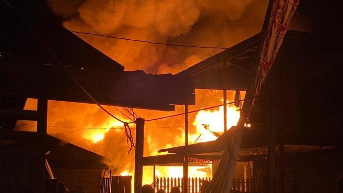 Kebakaran hebat melanda kawasan permukiman di Jalan Gunung Belah, Gang Barokah, RT 34, Kecamatan Tenggarong, Kutai Kartanegara (Kukar), pada Kamis (5/9/2024) dini hari.