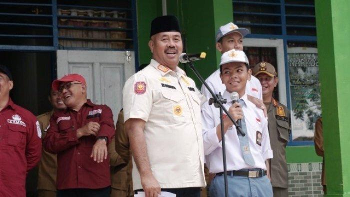 BEASISWA KUKAR IDAMAN - Momen Bupati Kutai Kartanegara Edi Damansyah memberikan bantuan program Beasiswa Kukar Idaman kepada pelajar dan mahasiswa. Lewat inovasi ini, Edi berupaya mencetak SDM berkualitas, sehingga menjadi kunci masa depan bagi Ibu Kota Nusantara (IKN).