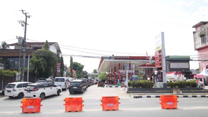 SPBU DI BALIKPAPAN - Ilustrasi antrean BBM di unit SPBU MT Haryono yang masih kerap mengular waktu.