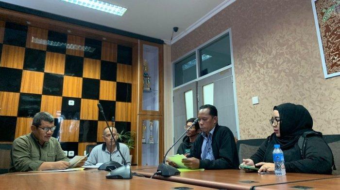 KELUHAN PEKERJA PROYEK TERAS SAMARINDA - Pertemuan istri pekerja proyek Teras Samarinda didampingi kuasa hukum dan Lembaga TRC PPA dengan Disnaker Samarinda, Jumat (6/9/2024). Disnaker panggil istri pekerja proyek Teras Samarinda yang laporkan suami tak dibayar upahnya yang sempat viral di medsos.
