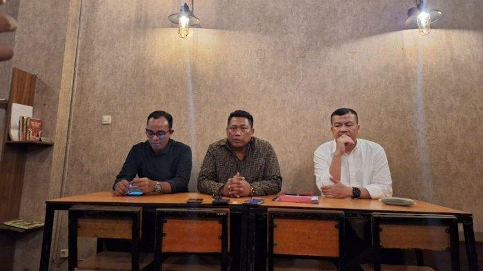 APPRI BELA TAN PAULIN - Asosiasi Pengusaha Pertambangan Rakyat Indonesia (APPRI) saat menggelar jumpa pers terkait pemberitaan pengusaha batu bara Tan Paulin diperiksa oleh pihak KPK, Tebet, Jakarta Selatan, Rabu (4/9/2024).