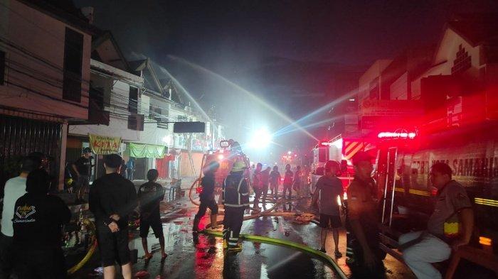 KEBAKARAN DI CITRA NIAGA - KEBAKARAN RUKO CITRA NIAGA - Kebakaran di kawasan Citra Niaga, Samarinda, Sabtu (7/9/2024). Dua ruko di kawasan Citra Niaga, Samarinda habis terbakar akibat korsleting listrik. Seorang pemilik ruko jadi korban.