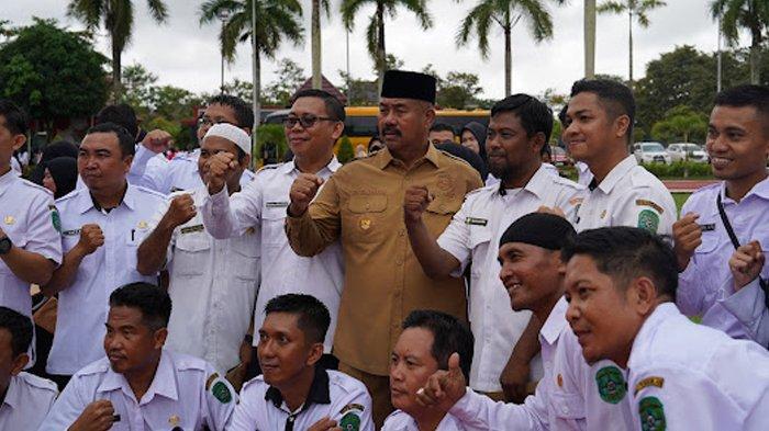 Bupati Kukar Edi Damansyah foto bersama PPPK usai pengambilan sumpah janji, Senin (9/9/2024) pagi di halaman Kantor Bupati Kukar.