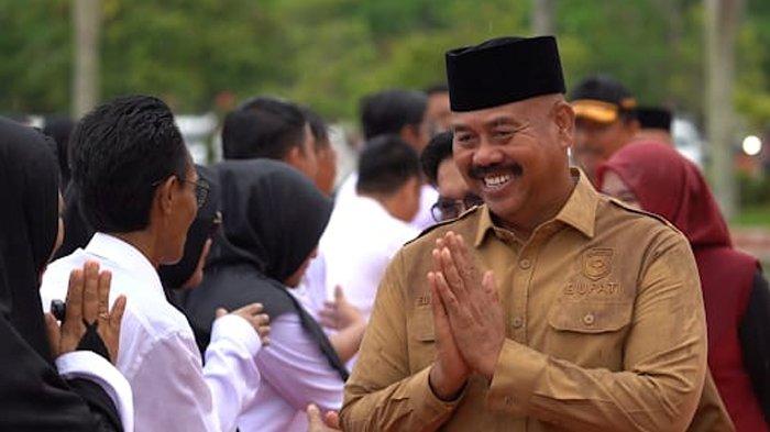 Bupati Kukar Edi Damansyah memberikan selamat kepada ribuan PPPK usai pengambilan sumpah janji, Senin (9/9/2024) pagi di halaman Kantor Bupati Kukar.