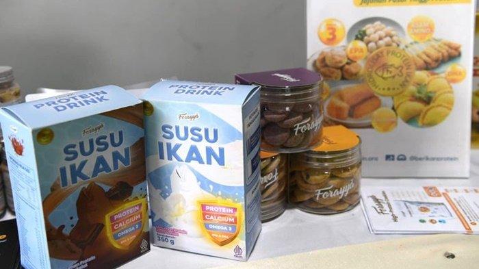 SUSU IKAN - Produksi susu ikan pertama di Indonesia yang merupakan hasil kemitraan antara Koperasi Nelayan Mina Bahari (Indramayu) dengan PT Berikan Teknologi Indonesia sebagai bagian dari perkuatan program hilirisasi produk berbasis komoditas unggulan daerah. Terjawab susu ikan itu apa? Viral produk pengganti susu sapi di program makan siang gratis Prabowo-Gibran.
