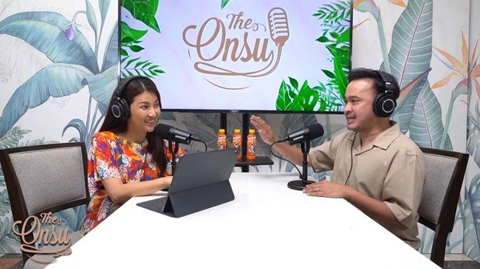 Pasangan artis Ruben Onsu dan Sarwendah saat membicarakan tentang izin berpacaran untuk anak mereka