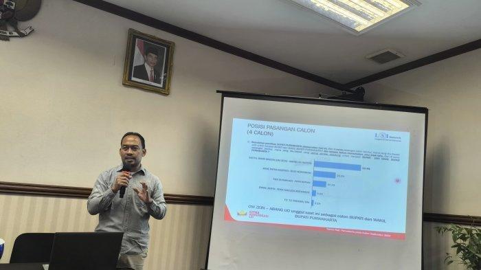 Peneliti LSI Denny JA, Muhammad Khatib saat menjelaskan hasil survei terkait Pilkada Purwakarta 2024 di Prime Plaza Hotel, Rabu (11/10/2024).