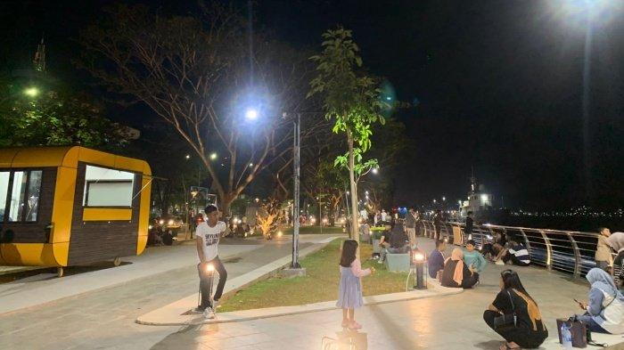 TERAS SAMARINDA - Suasana Teras Samarinda di malam hari. Terlihat warga bersantai menikmati pemandangan di ikon baru ibukota Kaltim ini.