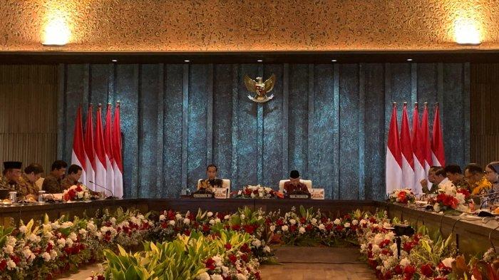 RAPAT KABINET DI IKN - Presiden Joko Widodo memimpin rapat kabinet terakhir yang berlangsung di Istana Garuda, Ibu Kota Nusantara (IKN), Kalimantan Timur. Jokowi ia meminta para menteri untuk segera menuntaskan program kerja utama menjelang purna tugas.