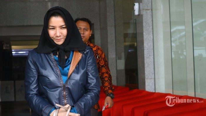 Terpidana kasus suap pemberian izin lokasi perkebunan di Kutai Kartanegara, Rita Widyasari berjalan keluar seusai menjalani pemeriksaan di Gedung KPK, Jakarta Selatan, Rabu (3/7/2019). KPK melakukan pemeriksaan sebagai tersangka terhadap mantan Bupati Kutai Kartanegara itu terkait kasus Tindak Pidana Pencucian Uang (TPPU).