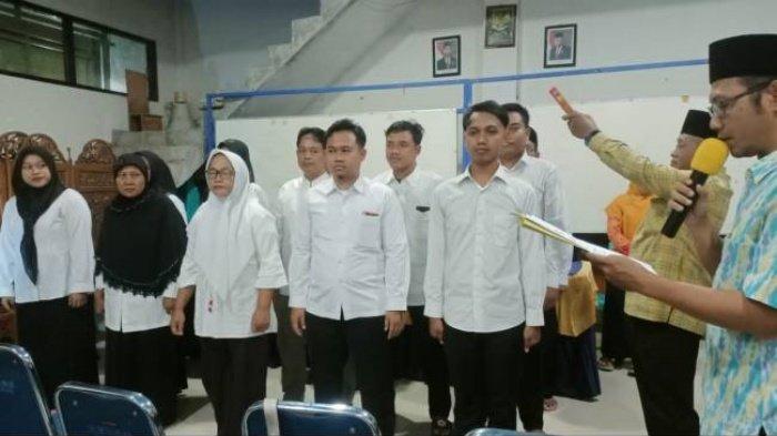 Ilustrasi pelantikan KPPS. Rekrutmen KPPS Pilkada 2024 dimulai. Cara pendaftaran dan besaran gaji anggota KPPS serta pengamanan TPS.