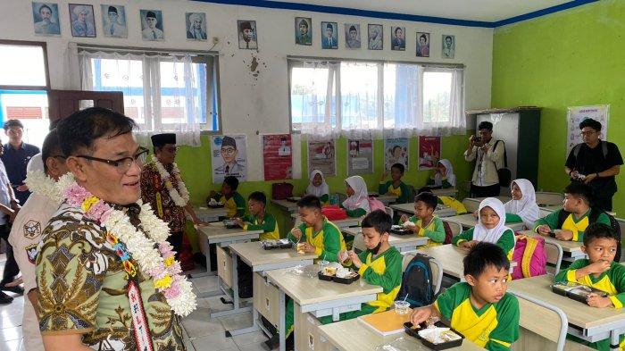 Budiman Sudjatmiko hadir di Kota Samarinda, berkesempatan melihat langsung agenda Organisasi Kemasyarakatan (ormas) DPP Persatuan Pemuda Nasional (ADIL) yang ingin bersinergi dengan program Presiden dan Wakil Presiden terpilih periode 2024–2029, terkait program makan siang bergizi gratis, Rabu (18/9/2024).