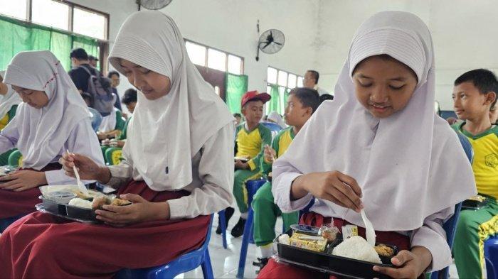 MAKAN SIANG BERGIZI GRATIS - MAKAN SIANG BERGIZI GRATIS - Murid SD Negeri 011 Kelurahan Lempake, Kecamatan Samarinda Utara, Kota Samarinda, menyambut antusias makan siang bergizi gratis yang digelar Organisasi Kemasyarakatan (ormas) DPP Persatuan Pemuda Nasional (ADIL) bertujuan ingin bersinergi dengan program Presiden dan Wakil Presiden terpilih periode 2024–2029, Rabu (18/9/2024). 5 SD mengikuti prgoram pembagian makan bergizi gratis di 5 SD di Samarinda. Anggaran Rp 20.000 per porsi. Cek daftar menunya.