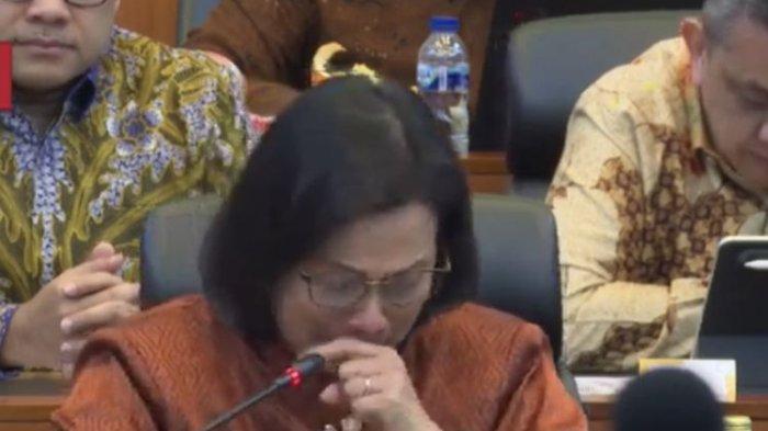 Momen Menkeu Sri Mulyani menangis dalam rapat kerja dengan Banggar DPR RI di Kompleks Parlemen, Senayan, Jakarta, Selasa (17/9/2024).