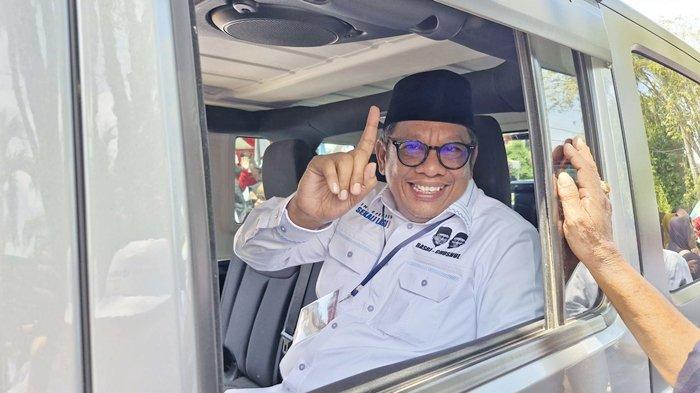 Calon Walikota Bontang Basri Rase mengagungkan 1 jarinya saat meninggalkan Kantor KPU Bontang, usai mengikuti pengundian nomor urut paslon Pilkada Bontang 2024, Senin (23/9/2024).
