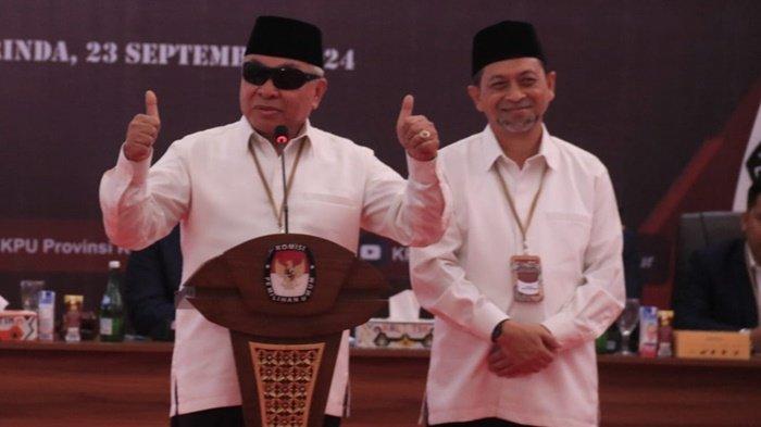 Pasangan calon Gubernur dan Wakil Gubernur Kaltim, Isran Noor–Hadi Mulyadi saat pengundian dan penetapan nomor urut pasangan calon Pilkada 2024 di kantor KPU, Senin (23/9/2024).