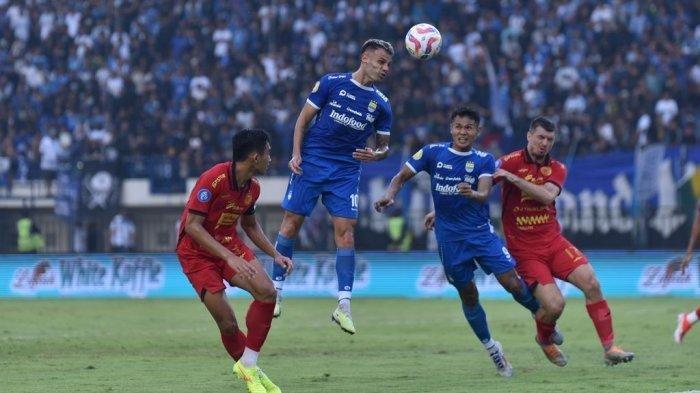 Perebutan bola dalam pertandingan pekan ke-6 Liga 1 2024/2025 antara Persib Bandung vs Persija Jakarta di Stadion Si Jalak Harupat, Senin (23/9/2024)