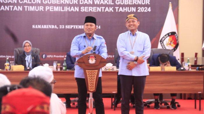 PILGUB KALTIM 2024 - Pasangan Calon di Pilgub Kaltim 2024 yakni Rudy Mas’ud–Seno Aji mengungkapkan nomor urut 2 sesuai keinginan keduanya, momen saat rapat Pleno Terbuka pengundian dan penetapan nomor urut pasangan calon Gubernur dan Wakil Gubernur Kaltim tahun 2024, Senin (23/9/2024) di Kantor KPU Kaltim.
