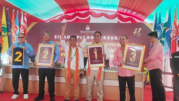 PILKADA KUBAR 2024 - Pelaksanaan pengundian nomor urut Paslon di Kubar yang berlangsung di Halaman Kantor KPU Kubar, Senin (23/9/2024).