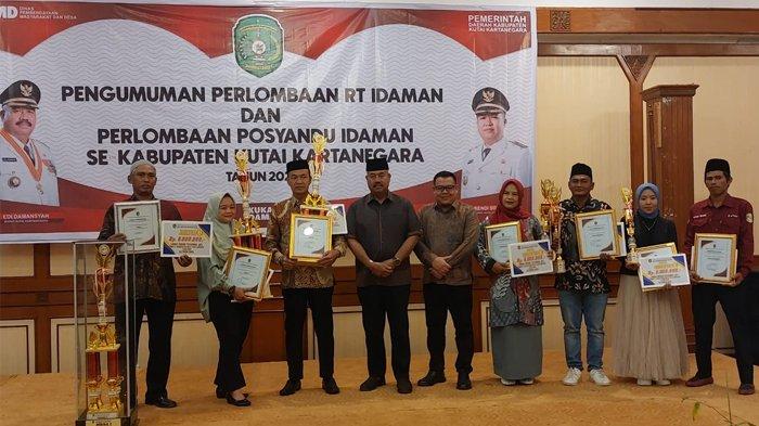 Bupati Kutai Kartanegara (Kukar) Edi Damansyah foto bersama para pemenang lomba RT dan Posyandu Idaman 2024 di Hotel Grand Elty Singgasana, Tenggarong, Kukar, Kalimantan Timur, Kamis (19/9/2024).