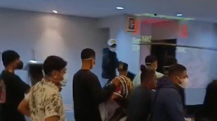 Forum diskusi yang dihadiri sejumlah tokoh termasuk Pakar Hukum Tata Negara Refly Harun yang digelar di Grand Kemang, tiba-tiba dibubarkan oleh sekelompok orang, Sabtu (28/9/2024) pagi.