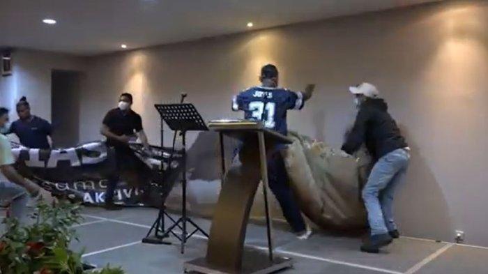Belasan orang tak dikenal (OTK) dengan mengenakan masker melakukan pembubaran disertai pengrusakan acara diskusi politik di Hotel Grand Kemang, Jakarta Selatan, Sabtu (28/9/2024).