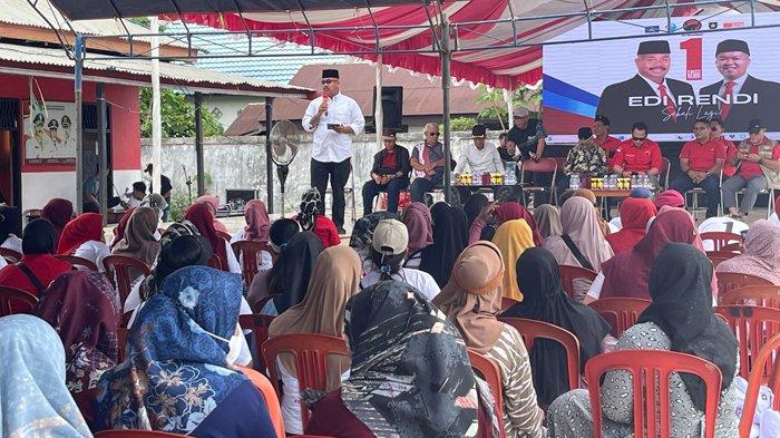 Calon Bupati Kutai Kartanegara (Kukar) Edi Damansyah saat bersama warga di Kelurahan Pendingin, Kecamatan Sangasanga, Kabupaten Kukar, Kalimantan Timur, Selasa (1/10/2024). Cabup nomor urut 1 di Pilkada Kukar 2024 ini memaparkan 11 program dedikasi unggulan pro rakyat.